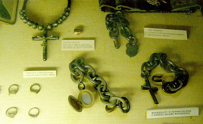 Muzeum Ojców Cystersów w Wąchocku - biżuteria z okresu żałoby narodowej