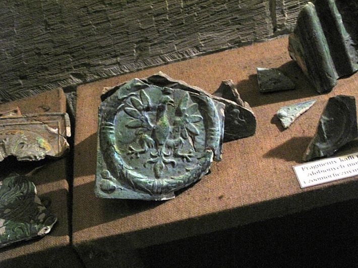 klasztor cysterski w Wąchocku - fraternia, fragmenty kafli z cysterskiej cegielni