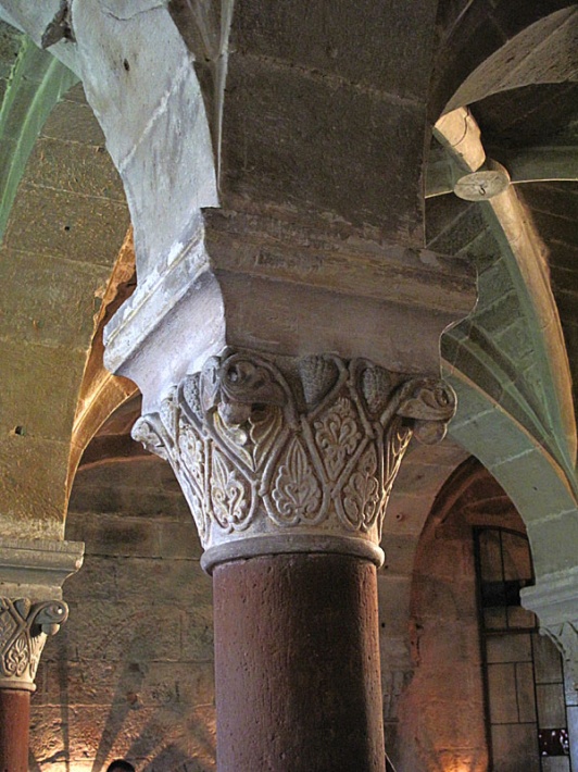 klasztor cysterski w Wąchocku - kapitularz, dekoracja roślinna głowicy kolumny