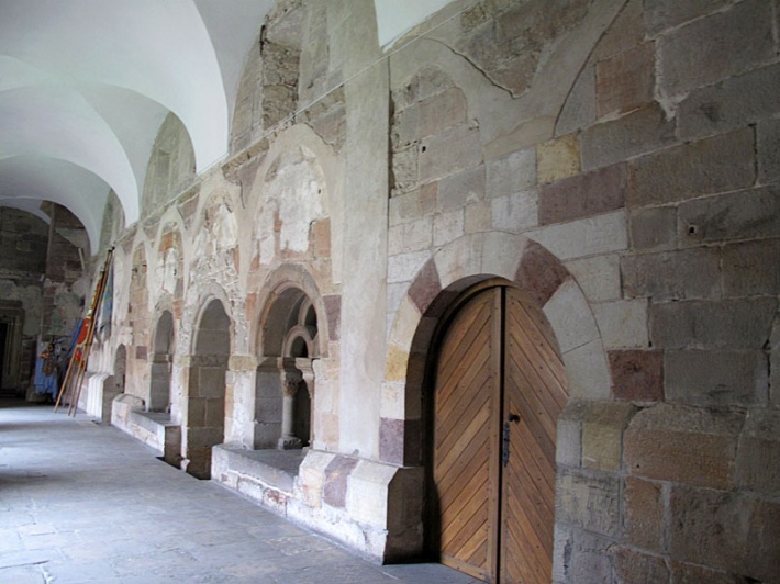 klasztor cysterski w Wąchocku - krużganki klasztorne przed wejściem do kapitularza