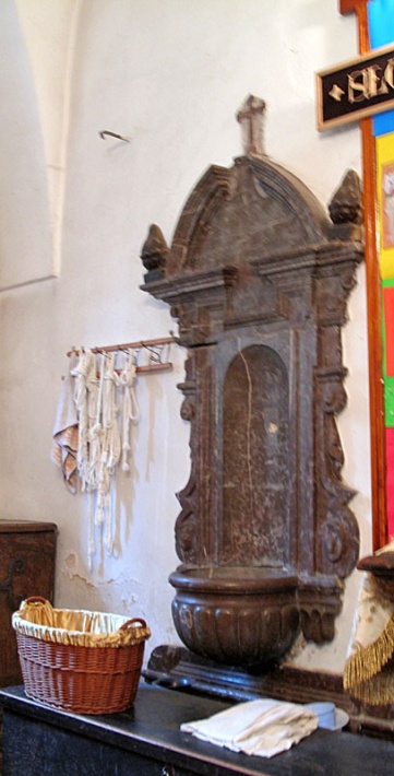 opactwo cysterskie w Wąchocku - zakrystia, marmurowa umywalka do obmycia rąk przez kapłana przed wyjściem do ołtarza (lawaterz)