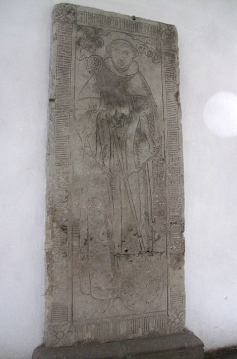 klasztor cysterski w Wąchocku - płyta nagrobna opata w krużgankach klasztornych