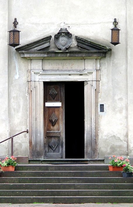 klasztor cysterski w Wąchocku - wejście główne do klasztoru