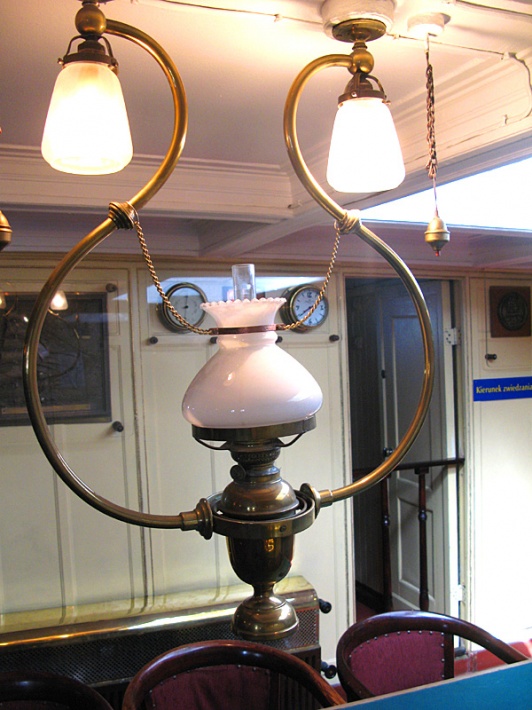 Dar Pomorza - salon komendanta, stylowa lampa