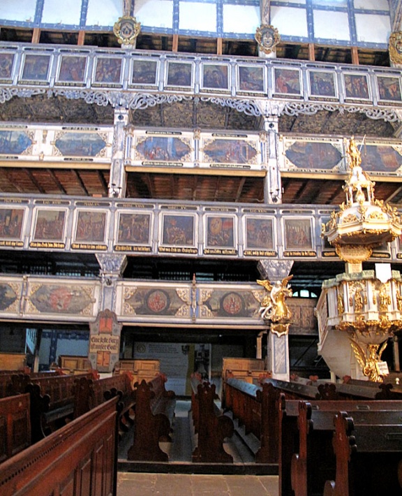 Kościół Pokoju w Jaworze - cztery piętra bogato zdobionych empor