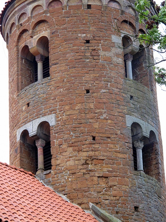 Inowłódz - romański kościół św. Idziego - wieża z biforyjnymi oknami