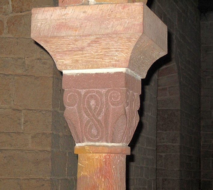 Inowłódz - romański kościół św. Idziego - kolumienka triforium empory