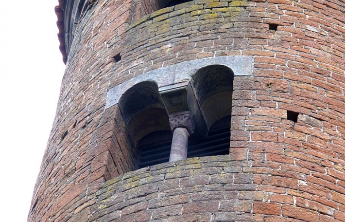 Inowłódz - romański kościół św. Idziego - biforyjne okno w wieży