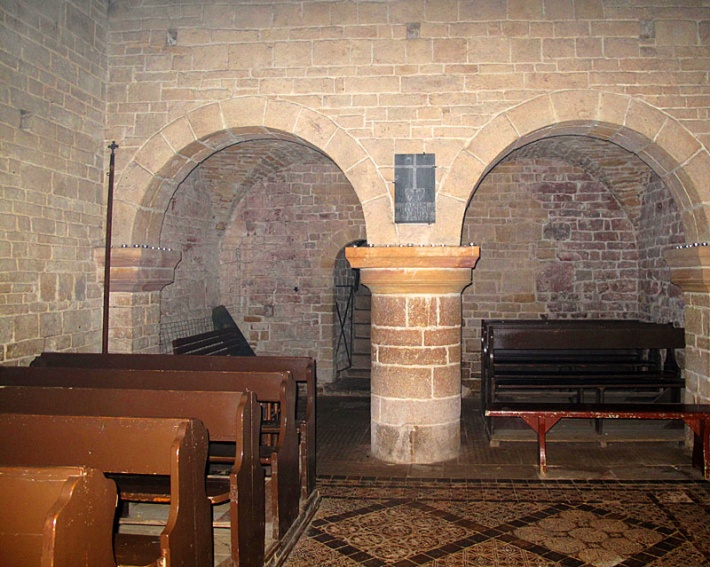 Inowłódz - romański kościół św. Idziego - empora wsparta na dwóch arkadach