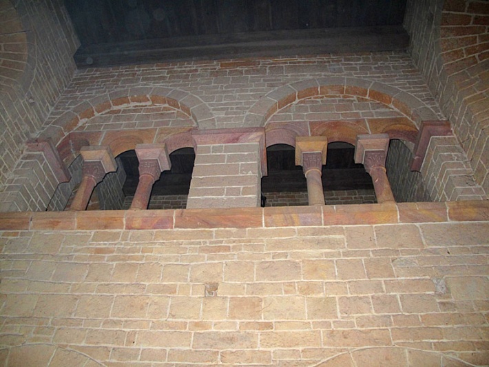 Inowłódz - romański kościół św. Idziego - empora z triforyjnymi przeźroczami