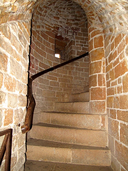 Inowłódz - romański kościół św. Idziego - schody na emporę