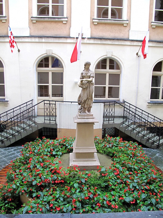 ratusz w Kaliszu - dziedziniec wewnętrzny z XIX-wiecznym posągiem Flory, przeniesionym tu z parku miejskiego