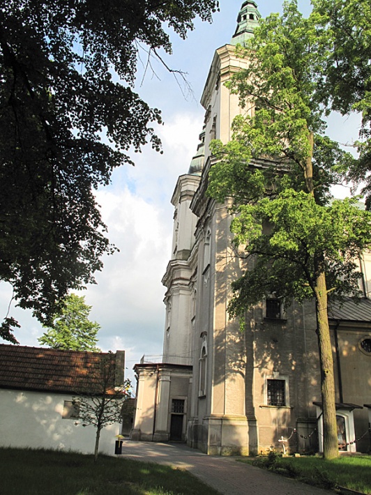 kościół w Paradyżu - wieże kościelne i kruchta