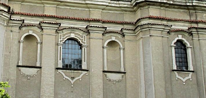 kościół w Paradyżu - dekoracyjne obramienia okien i nisz fasady