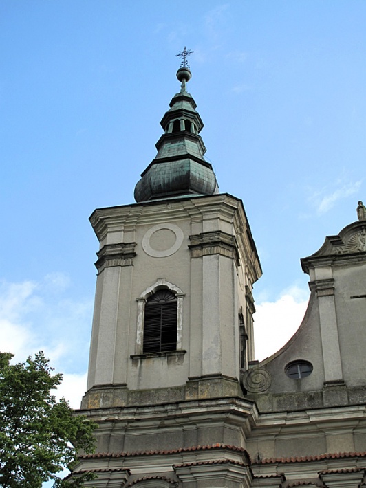 kościół w Paradyżu - wieża kościelna zwieńczona gruszkowatym hełmem