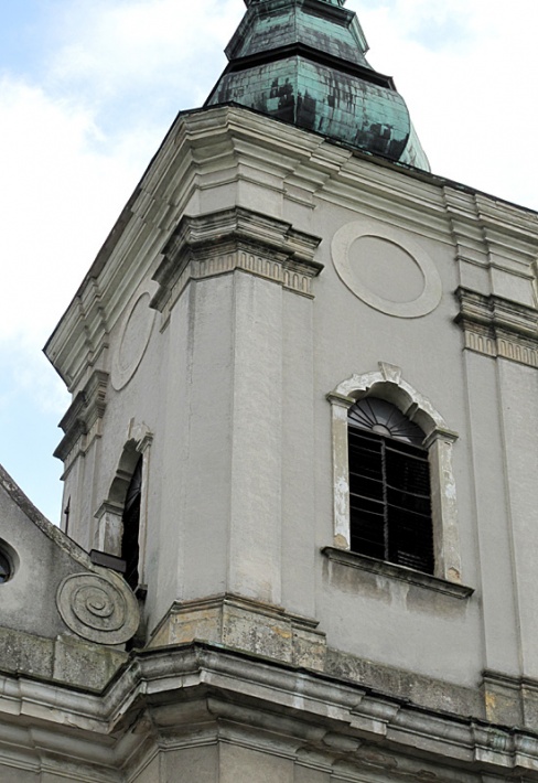 kościół w Paradyżu - detale zdobiące wieże kościelne