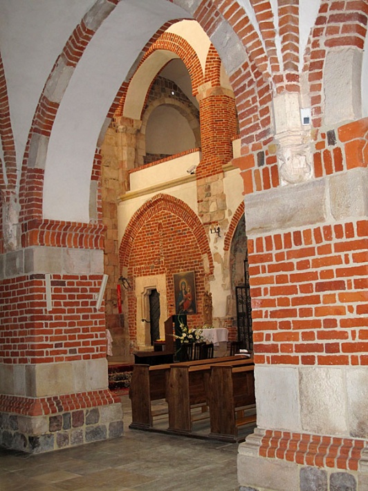 archikolegiata w Tumie - ostrołukowe arkady romańskiego kościoła