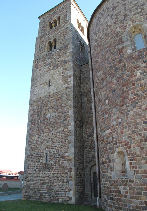 archikolegiata w Tumie - północna wieża z zachodnią absydą