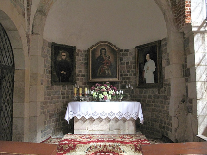 archikolegiata w Tumie - ołtarz w kaplicy nawy północnej