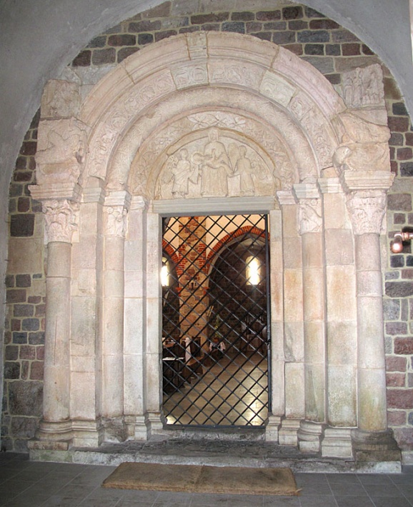 archikolegiata w Tumie - XII-wieczny romański portal północny