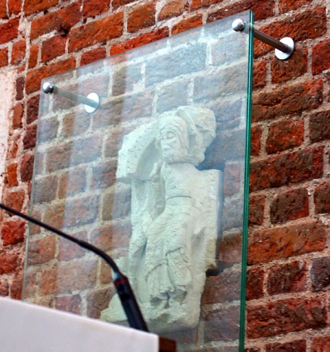 Archikolegiata w Tumie - oryginalne fragmenty XII-wiecznej rzeźby Chrystus Pantokrator, na ścianie prezbiterium