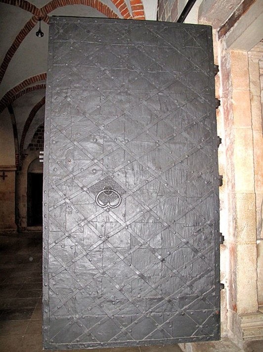 archikolegiata w Tumie - północne drzwi wejściowe do kościoła