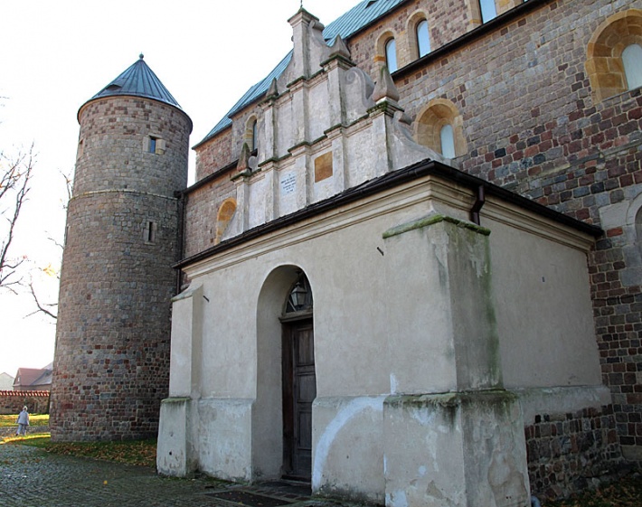 archikolegiata w Tumie - renesansowa kruchta, chroniąca romański portal