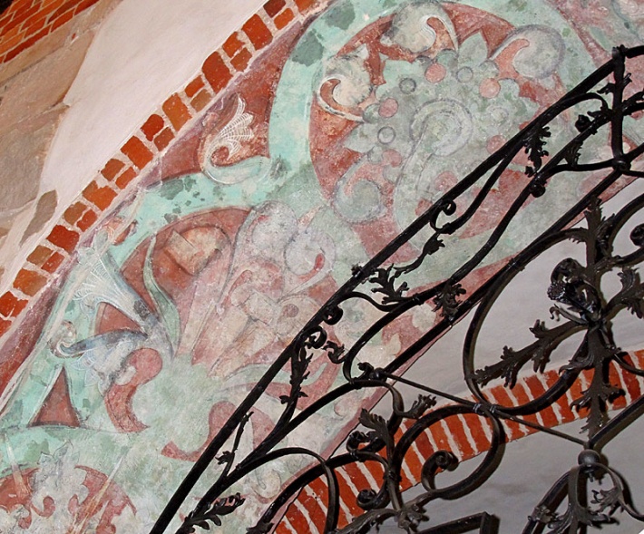 archikolegiata w Tumie - polichromia na łuku arkady
