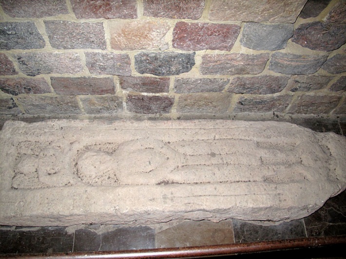 archikolegiata w Tumie - XII-wieczna płyta kamienna z reliefem leżącego człowieka