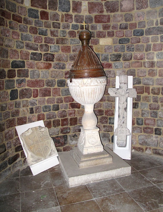 archikolegiata w Tumie - chrzcielnica i detale kamieniarskie w północnej, okrągłej baszcie