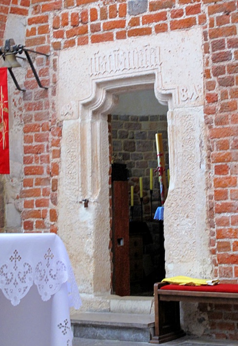 archikolegiata w Tumie - XV-wieczny gotycki portal prowadzący do zakrystii