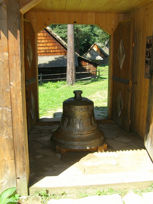 skansen w Sanoku - dzwon cerkiewny z Balnicy, zakopany w ziemi podczas II wojny światowej