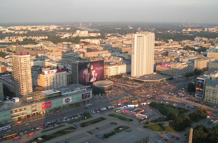 widok na hotel Novotel i główne skrzyżowanie ulic stolicy