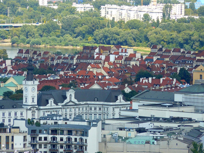 widok na Mariensztat, na pierwszym planie pałac Jabłonowskich z wieżą zegarową