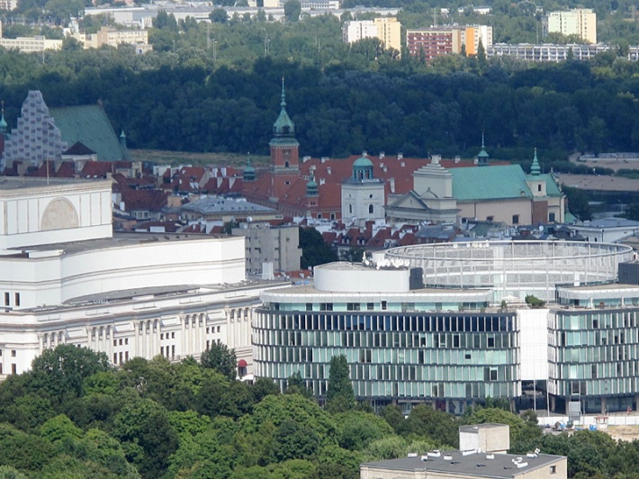 widok na Zamek Królewski, z lewej bryła Teatru Wielkiego, na pierwszym planie biurowiec przy pl. Piłsudskiego
