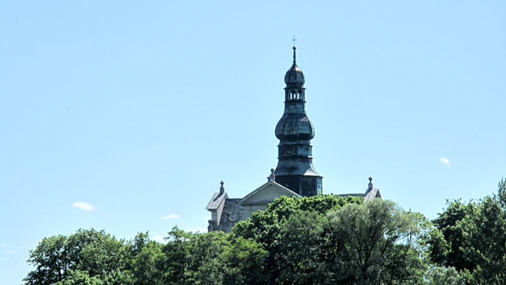 kościół Świętej Trójcy w Koniecpolu - wieżyczka sygnaturki górująca nad świątynią