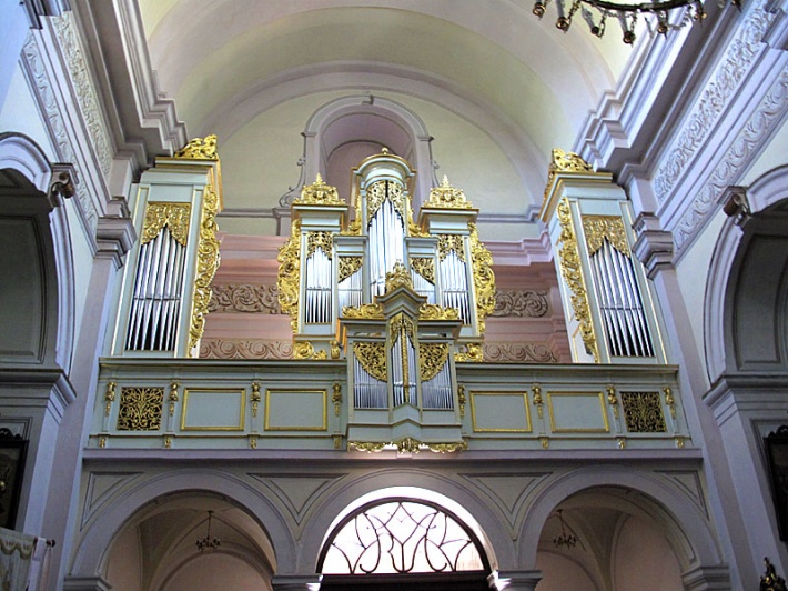 kościół Świętej Trójcy w Koniecpolu  - empora chóru muzycznego i organy z XVII wieku