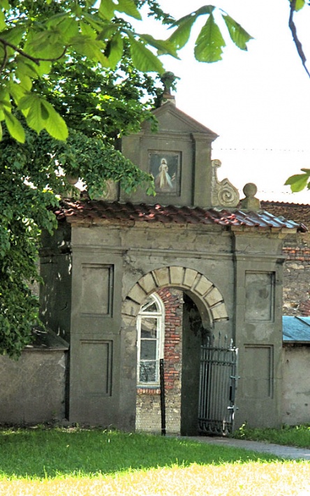 kościół Świętej Trójcy w Koniecpolu - barokowa furtka