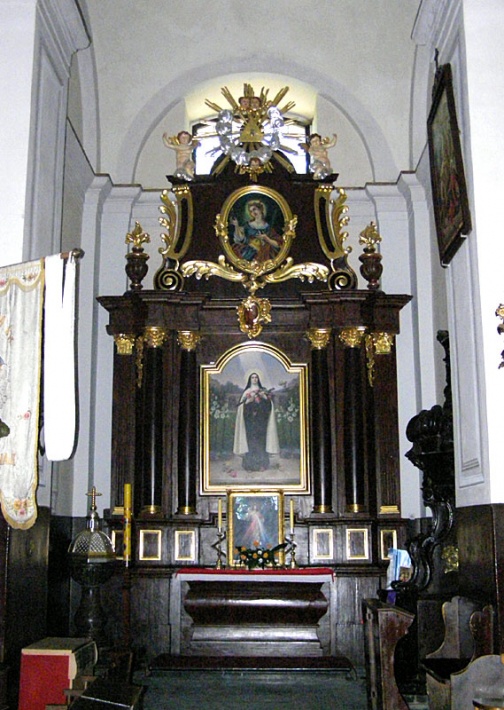 kościół Świętej Trójcy w Koniecpolu - ołtarz w kaplicy św. Teresy, z lewej kamienna chrzcielnica