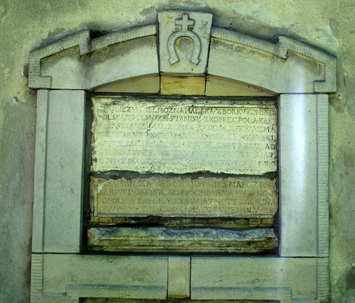 kościół Świętej Trójcy w Koniecpolu - tablica nagrobna Koniecpolskich na murze kościelnym