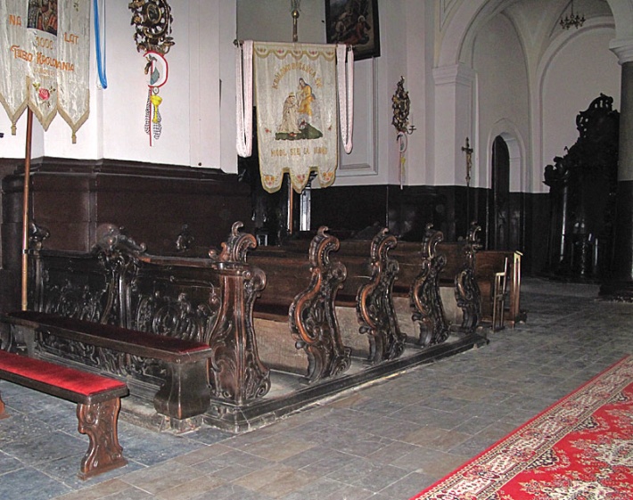 kościół Świętej Trójcy w Koniecpolu - rokokowe ławy
