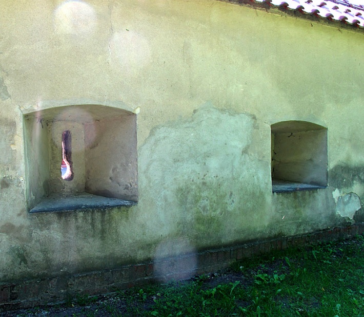 kościół Świętej Trójcy w Koniecpolu - mur otaczający świątynię ze strzelnicami kluczowymi