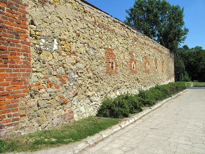 Wojciechów - mur obronny ze strzelnicami kluczowymi przy zamku wieżowym