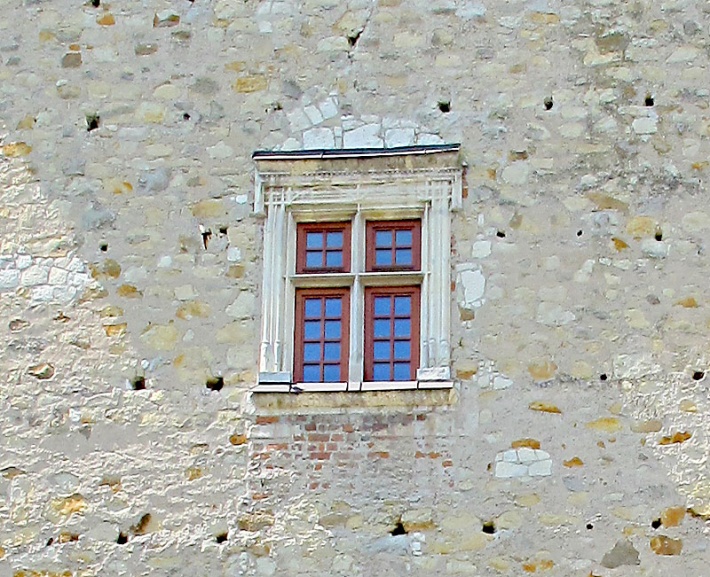 Wojciechów - wieża ariańska, gotycko-renesansowe obramienia okien II piętra