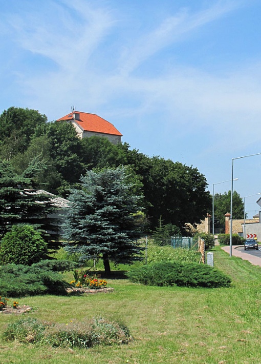 Wojciechów - wieża ariańska, dominująca nad okolicą