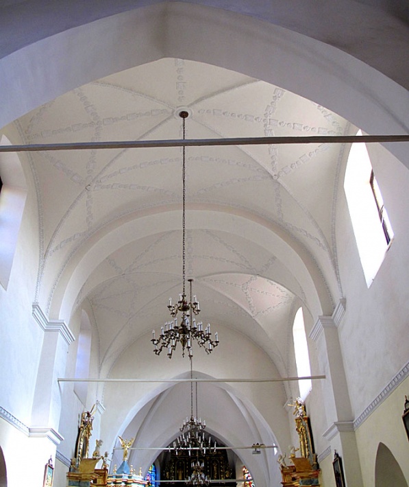Błonie, kościół Świętej Trójcy - XVII-wieczne sklepienia w dwóch przęsłach nawy głównej