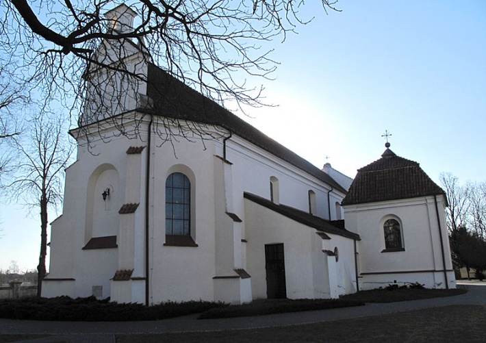 Błonie, kościół Świętej Trójcy - elewacja północno-wschodnia