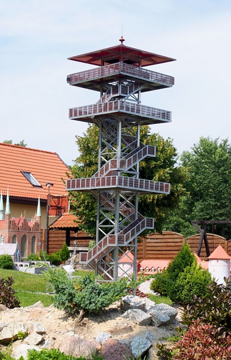 miniatura wieży widokowej na szczycie Wieżycy