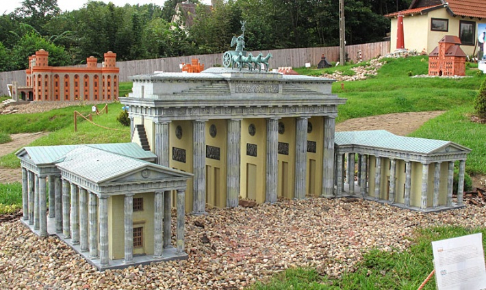 Strysza Buda - miniatura Bramy Brandenburskiej w Berlinie