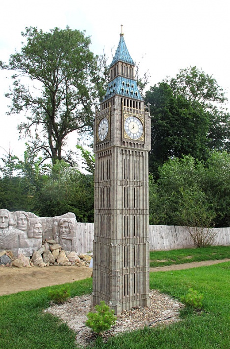 Strysza Buda - miniatura Big Benu w Londynie